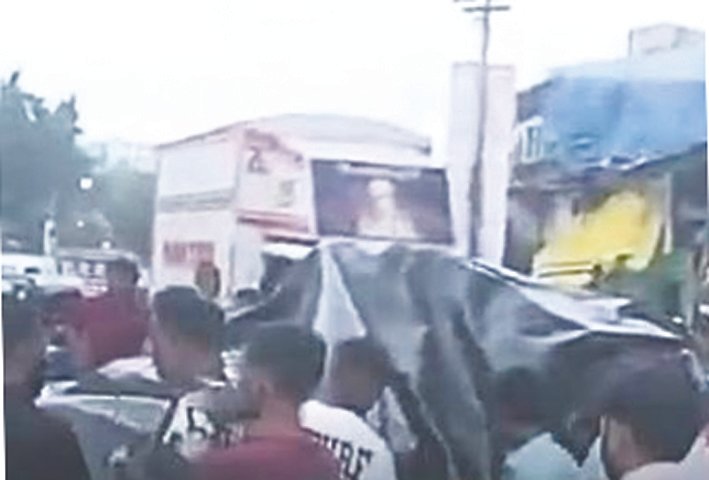 Two Injured as 15-Foot Ganesh Idol Collapses During Transport in Kurla