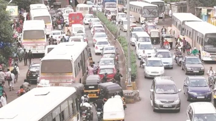 Ganeshotsav Rush Triggers Severe Traffic Congestion on Mumbai-Pune Expressway