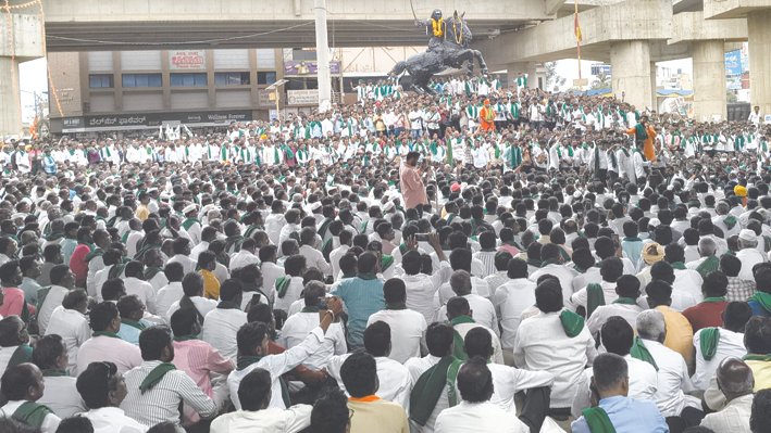 Sugarcane Farmers Intensify Stir in Hubballi, Demand ₹5,500 Per Tonne