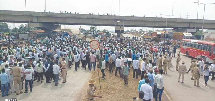 Farmers Block Pune-Bengaluru Highway at Kognoli Over Sugarcane Price Demands