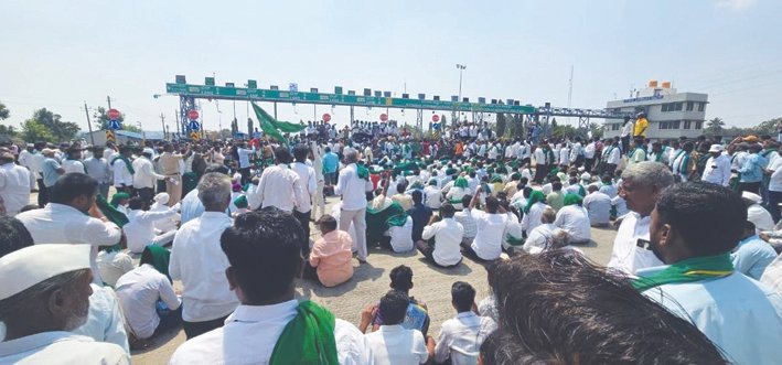 Sugarcane Farmers’ Indefinite Chakka Jam Enters Second Day, Highway Traffic Hit