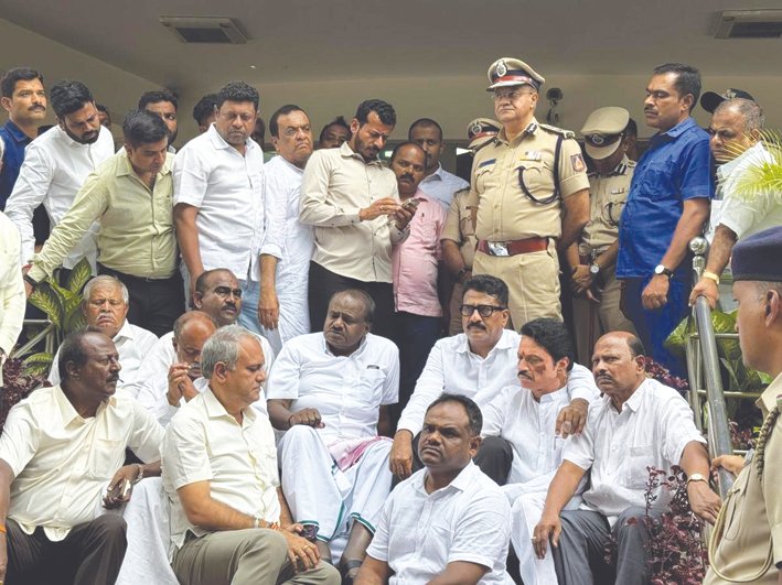 Kumaraswamy stages sit-in at Bengaluru Police Commissioner's office, seeks CBI probe into sting case