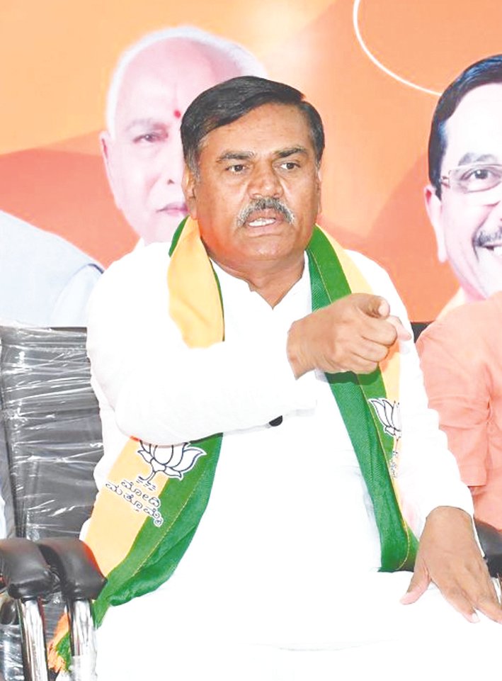 BJP accuses Karnataka govt of shifting responsibility to Centre over sugarcane crisis