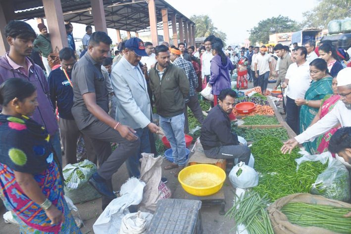 Belagavi APMC in Poor Condition: Lokayukta Justice B. Veerappa Pulls Up Officials During Inspection