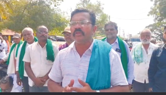 Farmers Block Savdatti-Dharwad Road, Demand Rs 5,500 Support Price per Tonne of Sugarcane